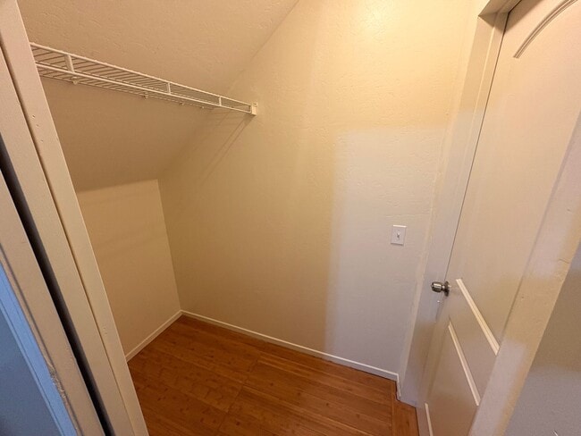 Building Photo - Lovely 5 Bedroom Home