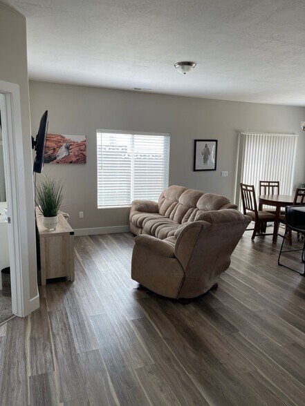 Building Photo - 1579 W Pyrite Ln