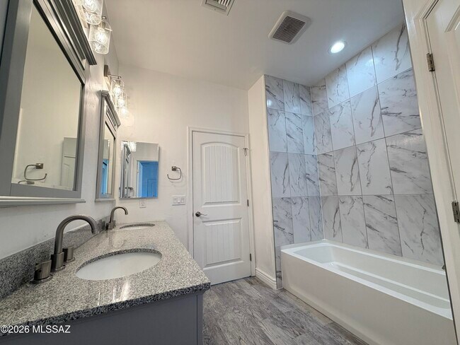 Building Photo - 3329 E Glenn St