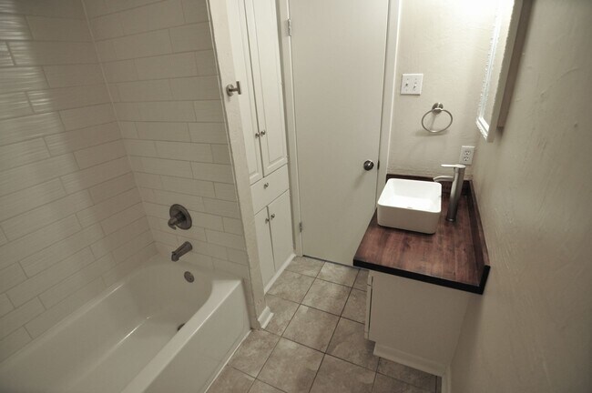 Building Photo - Beautiful Austin condo in amazing location!