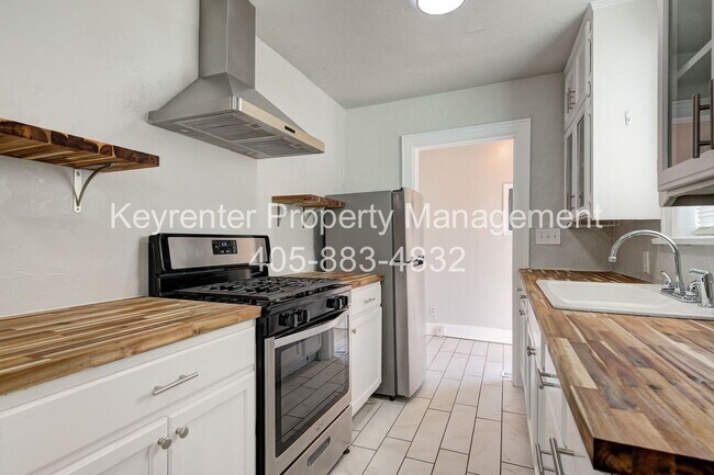 Building Photo - N Gatewood Ave Duplex