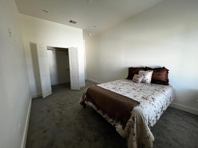 Building Photo - 9737 Fabiola Dr