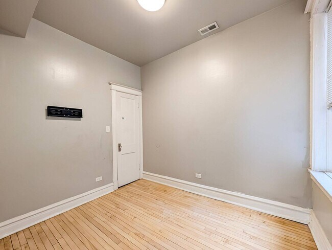Building Photo - 2838 W Roosevelt Rd