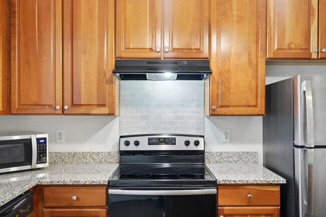 Building Photo - Uptown Charlotte Townhome with Dual Primary Suites