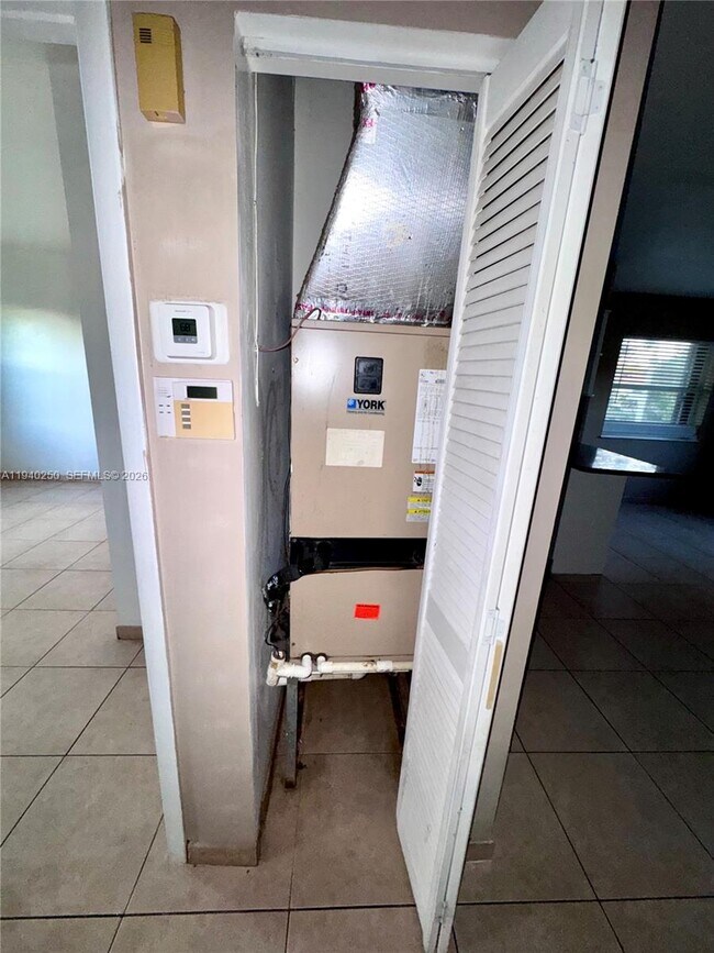 Building Photo - 14140 NE 2nd Ct