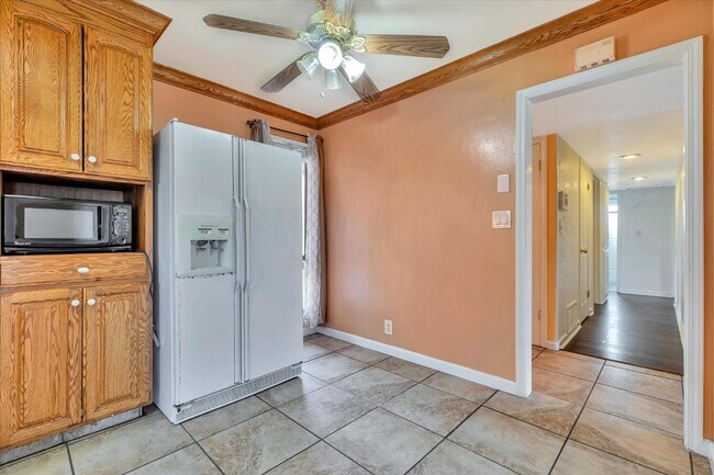 Building Photo - 43585 Montrose Ave