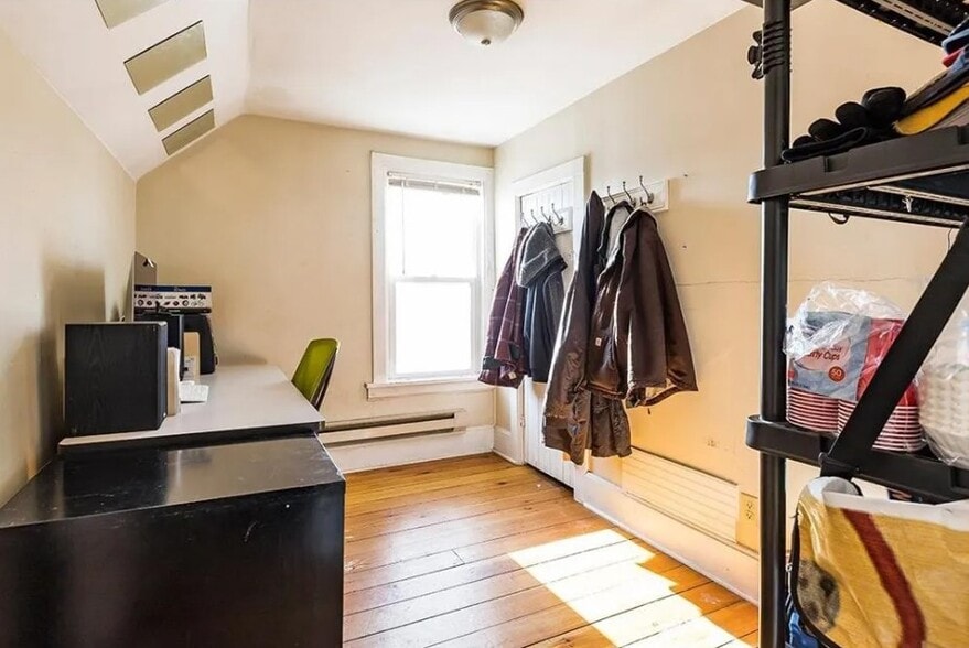 Spare bedroom or home office/ den / storage - 521 Bay St