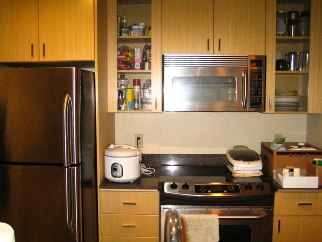 Building Photo - 1 Bedroom condo parking included