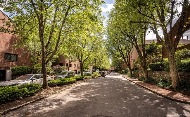 Building Photo - 150 N Bedford Rd