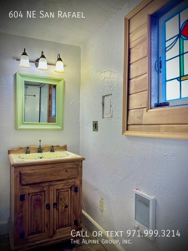 Building Photo - 604 NE San Rafael St