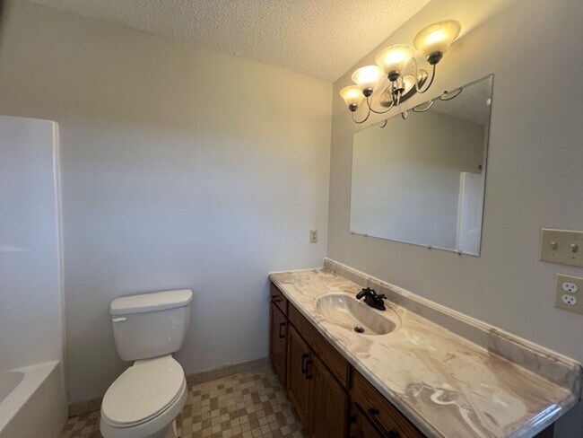 Building Photo - Move In Ready!!