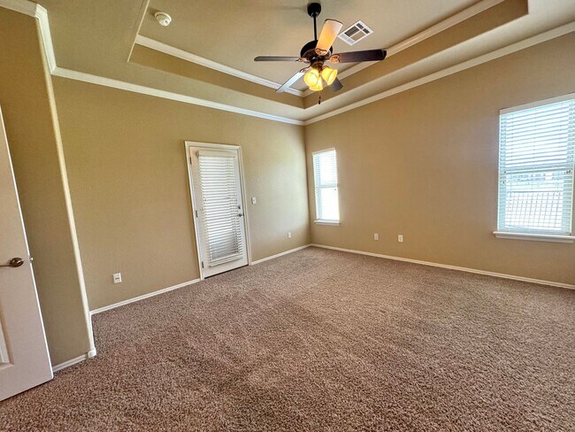 Building Photo - Stunning 2 bedroom 2 bathroom townhome in ...