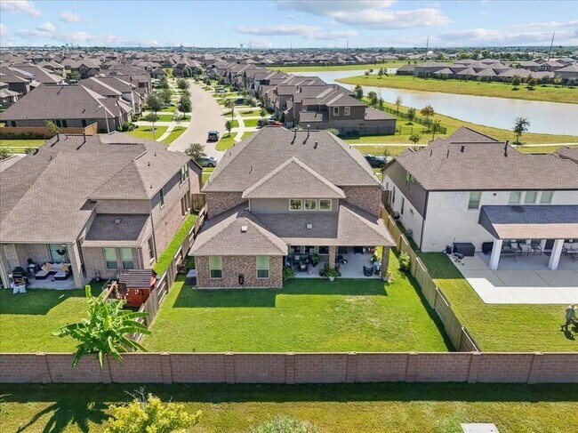 Building Photo - 2417 Lake Mist Dr