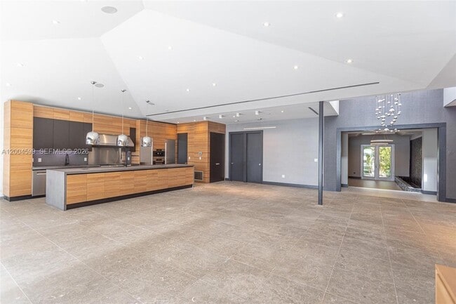 Building Photo - 2440 N Shore Terrace