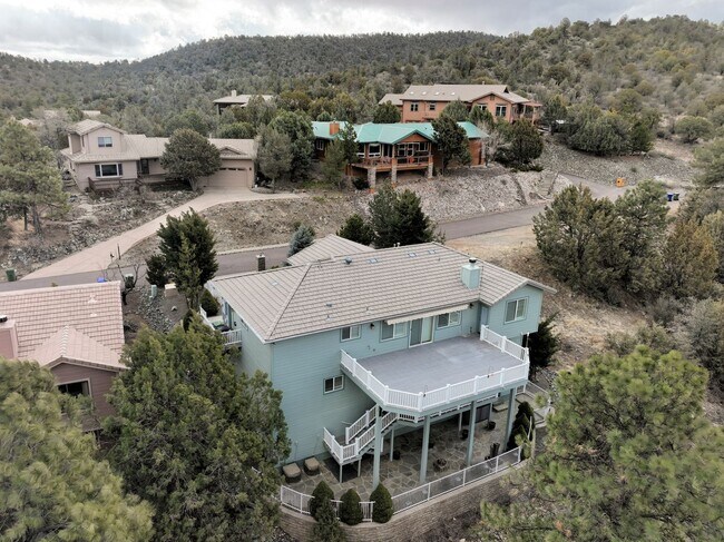 Building Photo - Incredible Home with Lake Views!