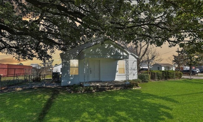 Building Photo - 14742 Hempstead Rd