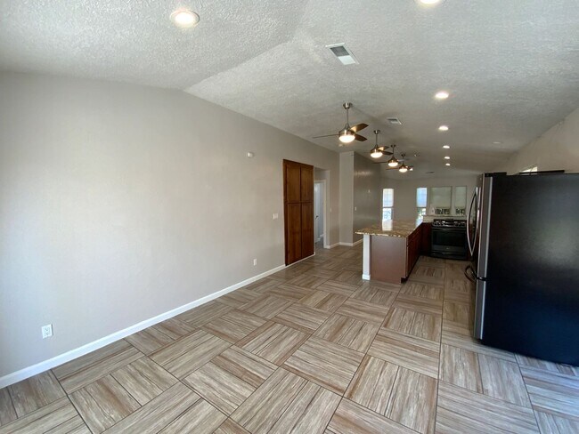 Building Photo - 3 Bedroom Single Story home Near Paseo Del...