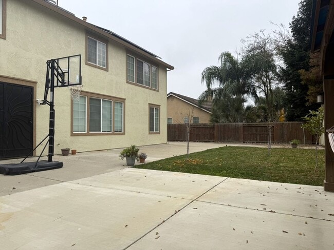 Building Photo - Lovely 5/3 with a desirable downstairs bedroom.