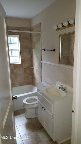 Building Photo - 327 Decelle St