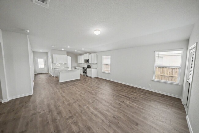 Building Photo - Like-New Cibolo Home with Flexible Living Space - Realtor Commission: $500