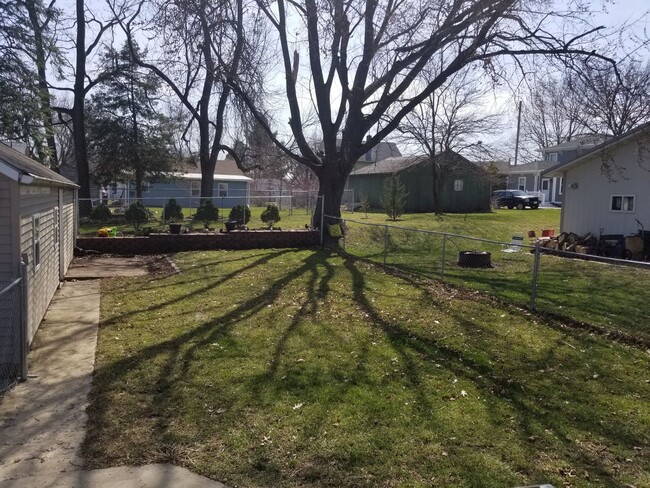 Building Photo - BEAUTIFUL UPDATED 3 BEDROOM 2 BATH HOUSE!