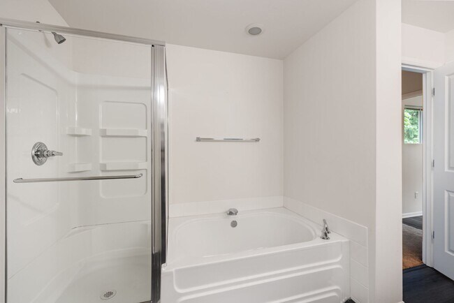 Building Photo - Townhouse available in lynnwood