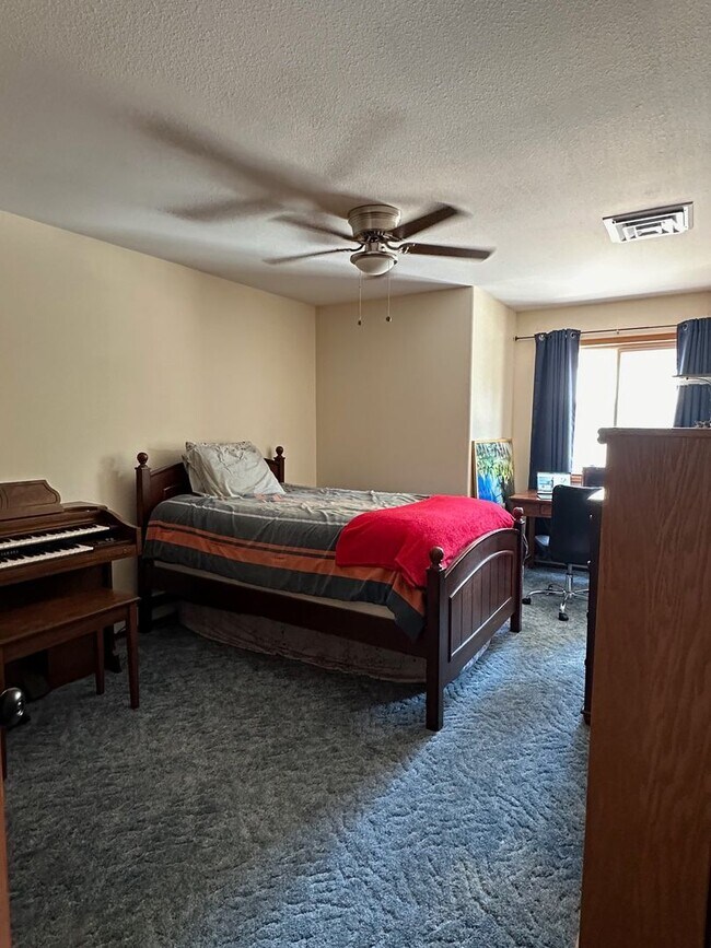 Building Photo - 850 Mountain View Dr