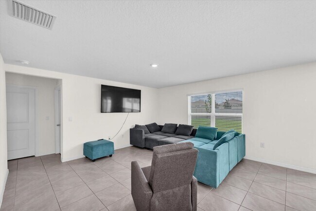 Building Photo - Available now in Wimauma | Spacious 5BR Home with 2,600+ Sqft