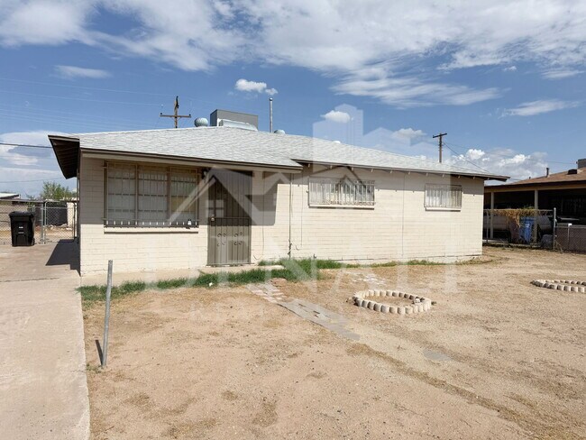 Building Photo - 7007 S 8th St