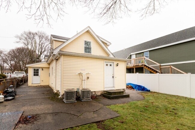 Building Photo - 15 Buckingham St