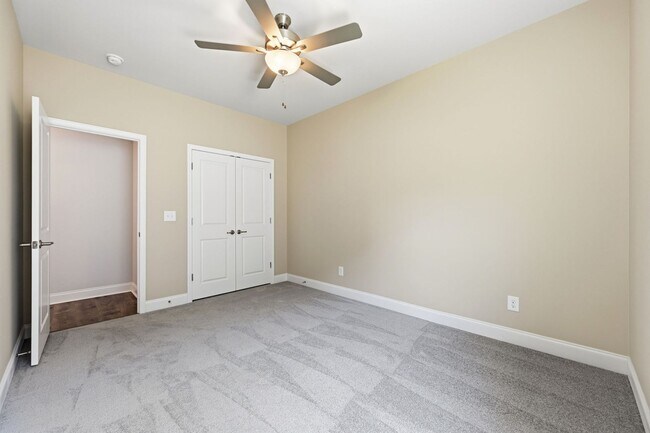Building Photo - 903 Eakins Ln