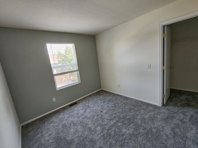 Building Photo - Charming 3 Bed 2 Bath Townhome for Rent in...