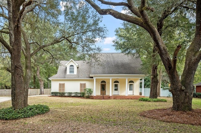 Building Photo - 11750 Village Green Dr