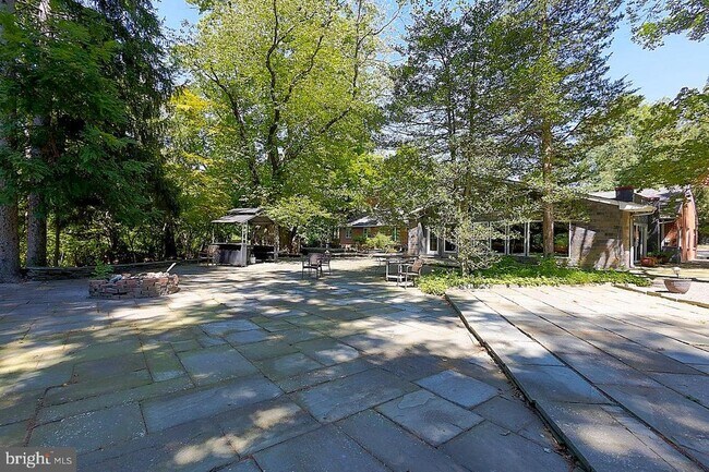 Building Photo - 269 Raymond Rd