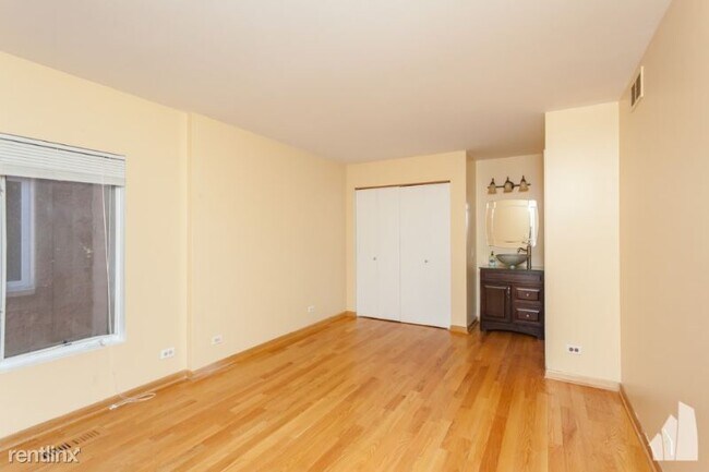 Building Photo - 8735 W Catherine Ave