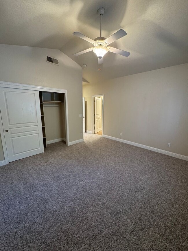 Building Photo - Lovely well cared for condo