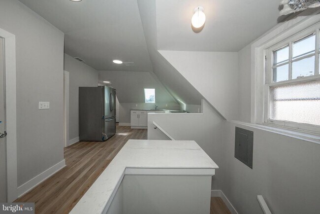 Building Photo - 122 E 3rd St