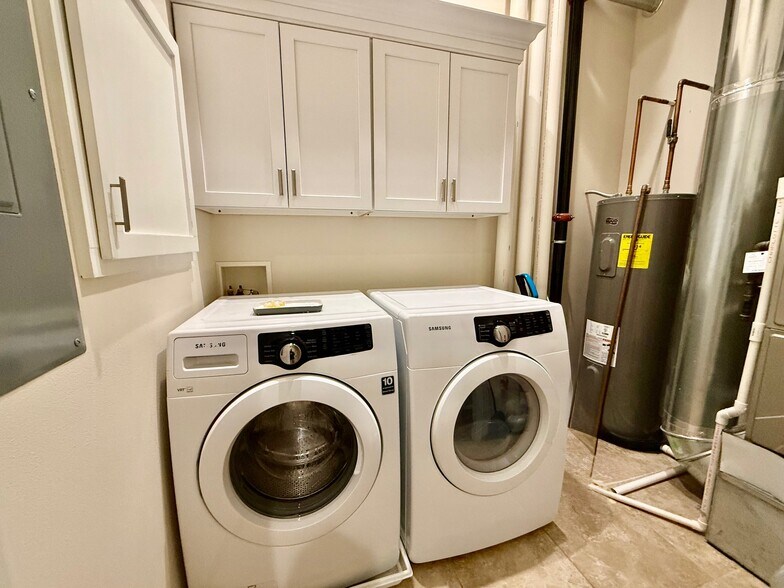 Building Photo - 317 Main St