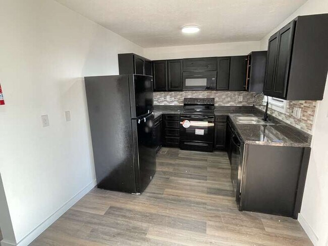 Building Photo - 1642 Hillwood Dr