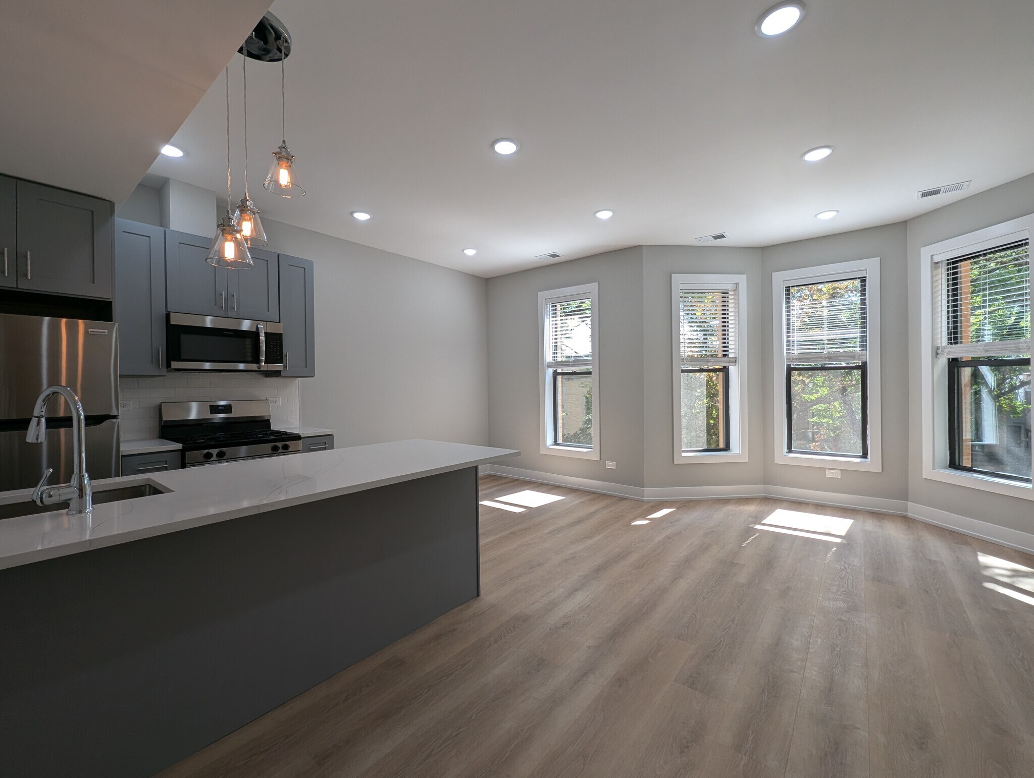 Building Photo - 423 W Belden Ave