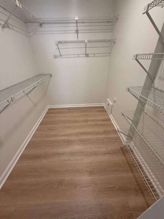 Building Photo - Well-Maintained Beachside Condo Near Shore Drive *ASK ABOUT OUR ZERO DEPOSIT*