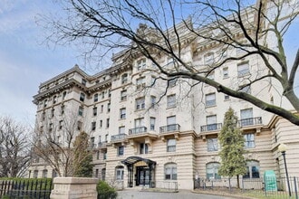 Building Photo - Modern comfort and classic charm!