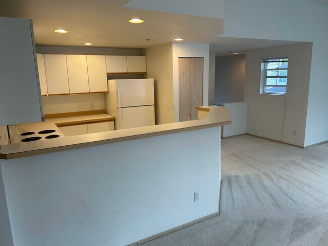 Building Photo - 2 Bed, 2 bath Condo w/garage in West Bay at The Lakes in Kent, $2550/mo.