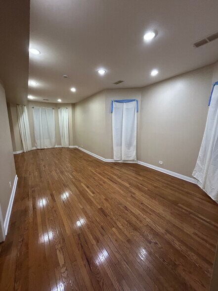 Building Photo - 6630 S Ingleside Ave