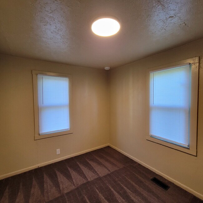 Building Photo - 3 Bedroom less than a mile from iconic Garfield Park city park & Conservatory