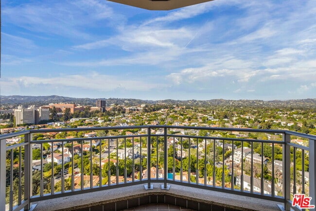 Building Photo - 10727 Wilshire Blvd