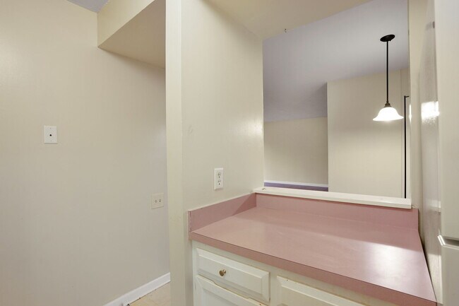 Building Photo - 622 Main St