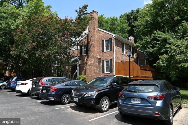 Building Photo - 2438 S Walter Reed Dr