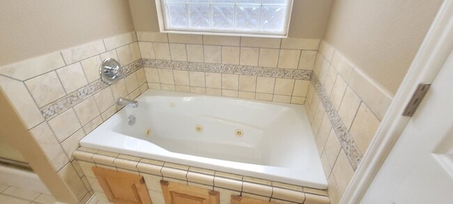 Building Photo - LARGE 4 BEDROOM HOME IN NORTHEAST CLOVIS