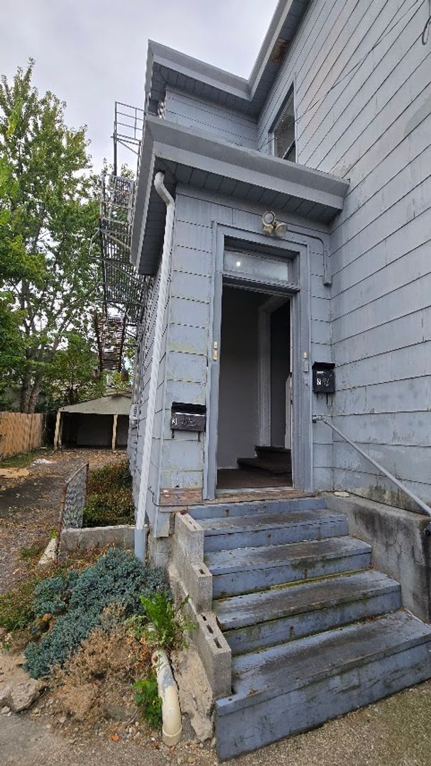 Building Photo - 2047 Lawrence Ave